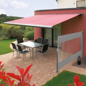 Seitenmarkise seitlicher Sicht- und Wetterschutz mit Fenster